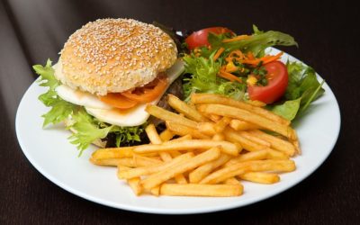 Pourquoi associer les frites, sauce et hamburger pour un fast food ?