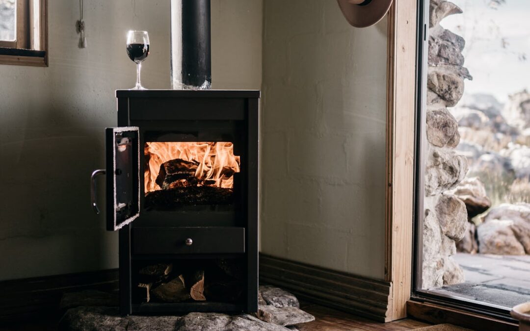 Préparer l&rsquo;hiver : comment choisir et stocker son bois de chauffage efficacement